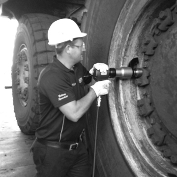 Enerpac-PTW-3000-Torque-Wrench-in-action
